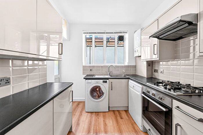 3 Bedroom Flat To Rent In The Crescent, Surbiton, KT6