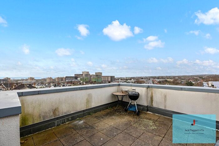 1 Bedroom Flat For Sale In Hove Park Gardens, Hove, BN3