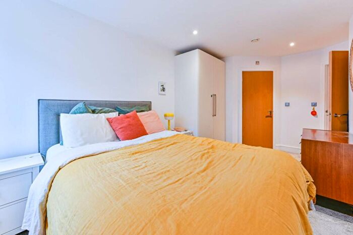 2 Bedroom Flat For Sale In Drayton Park, Highbury, London, N5