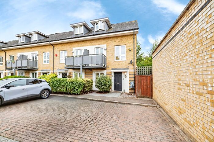 3 Bedroom End Of Terrace House For Sale In Hugo Close, Watford, WD18