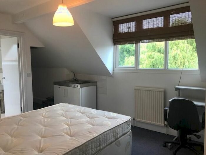 Studio To Rent In Queens Road, London, NW4