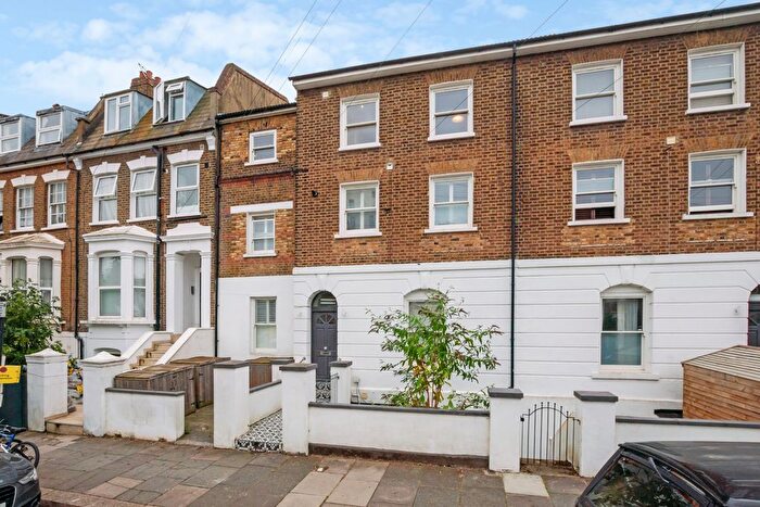 2 Bedroom Flat To Rent In Mill Hill Road, Springfield Park, W3