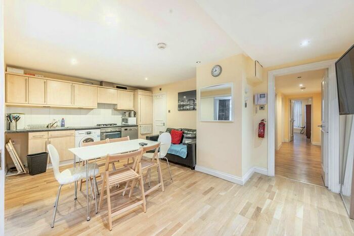 4 Bedroom Flat To Rent In Collingham Place, Earls Court, London, SW5