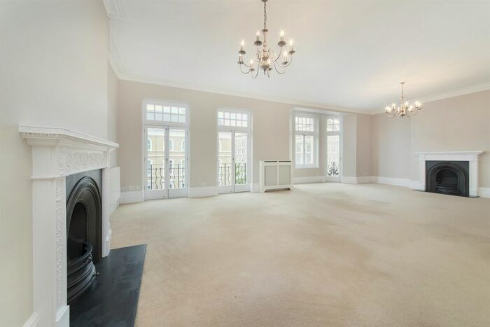 4 Bedroom Flat To Rent In St George's Court, - Gloucester Road, London, SW7
