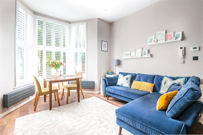 2 Bedroom Apartment For Sale In Lordship Lane, London, SE22