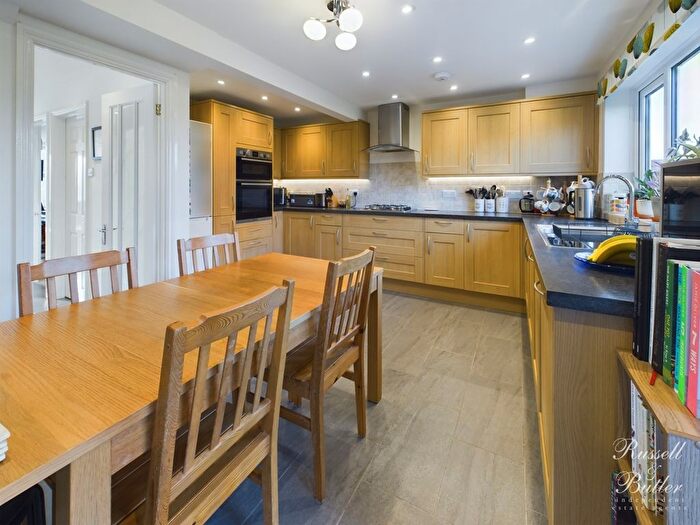 4 Bedroom Detached House For Sale In Sycamore Close, Buckingham, MK18