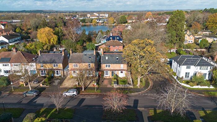 3 Bedroom Semi Detached House For Sale In Five Mile Drive, Oxford, OX2