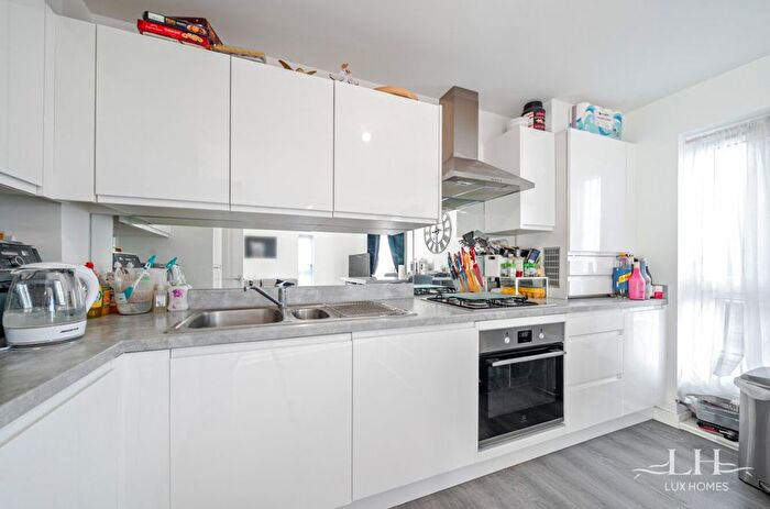 2 Bedroom Flat For Sale In Merchants House, Rainham, RM13