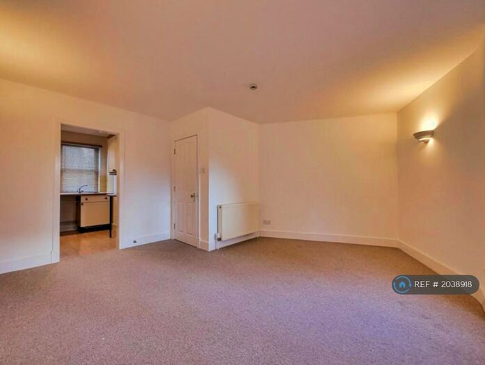 2 Bedroom Flat To Rent In Victoria Court, Cirencester, GL7