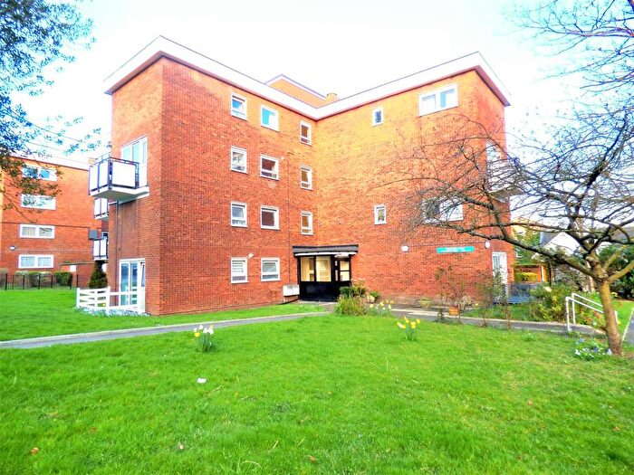 1 Bedroom Flat For Sale In Moor Park House, Winchmore Hill, London, N21