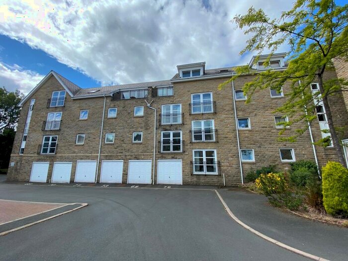 2 Bedroom Apartment To Rent In Regent Court, Halifax, HX3
