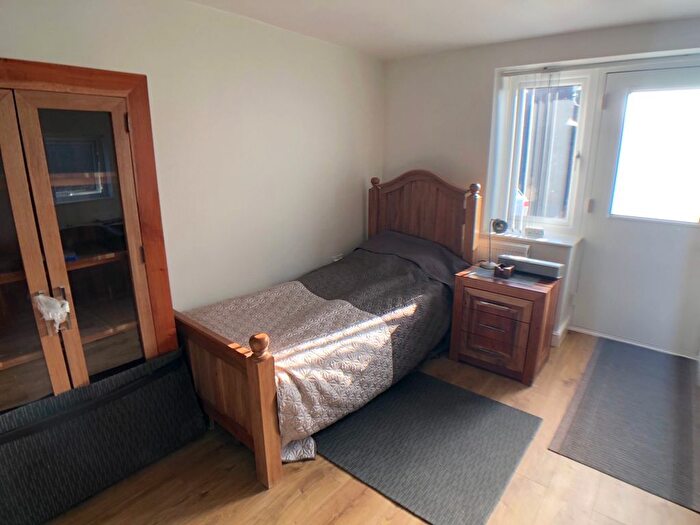 Studio To Rent In Inc Bills - Plover Close, Rochdale, OL11