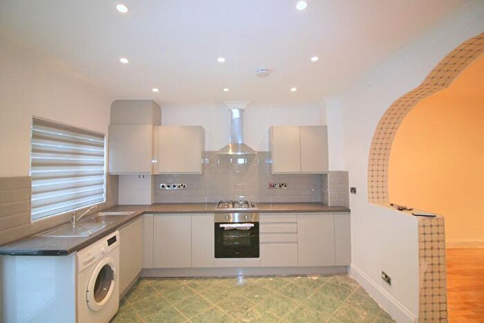 3 Bedroom Terraced House To Rent In Bensham Lane, Croydon, London, CR7