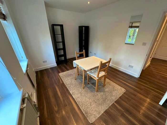 2 Bedroom Flat To Rent In Walm Lane, Willesden Green, London, NW2