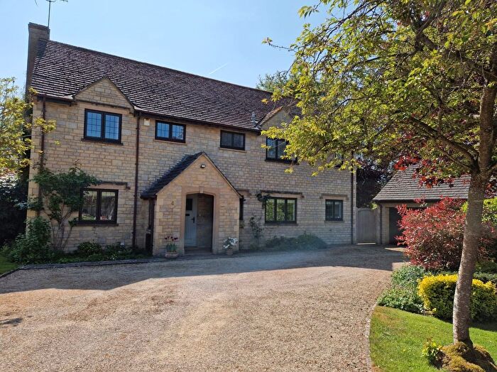 4 Bedroom Detached House For Sale In Orchard Close, Lechlade, Gloucestershire, GL7