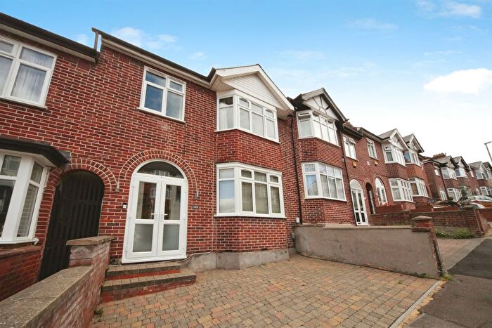 3 Bedroom Terraced House For Sale In Strathmore Avenue, Luton, LU1