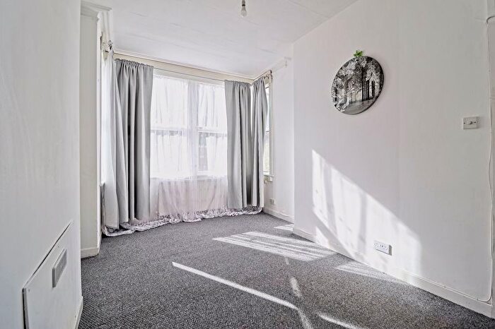 2 Bedroom Flat For Sale In Harcourt Avenue, Southend-On-Sea, SS2