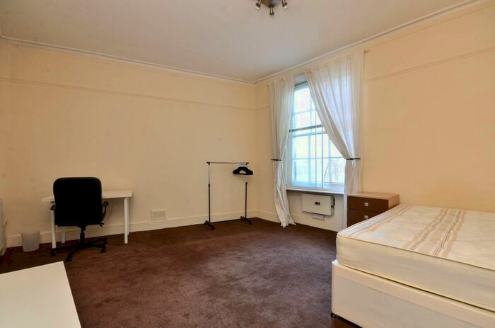 3 Bedroom Flat To Rent In Fulham Road, Fulham, London, SW10