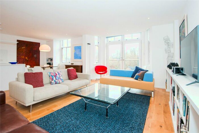 2 Bedroom Flat To Rent In Lower Square, Isleworth, Middlesex, TW7