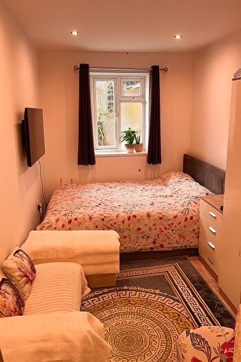 Studio To Rent In Hooking Green, Harrow, HA2