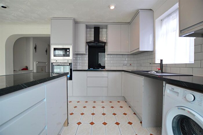 4 Bedroom Semi-Detached House To Rent In Stoke Poges Lane, Slough, SL1