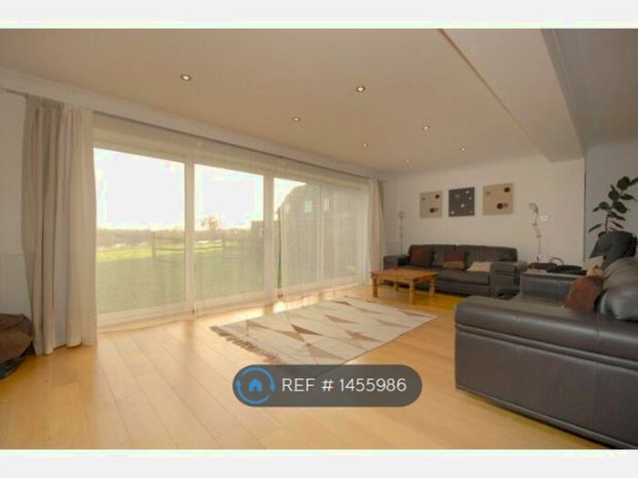 4 Bedroom Semi-Detached House To Rent In Deans Farm, Reading, RG4