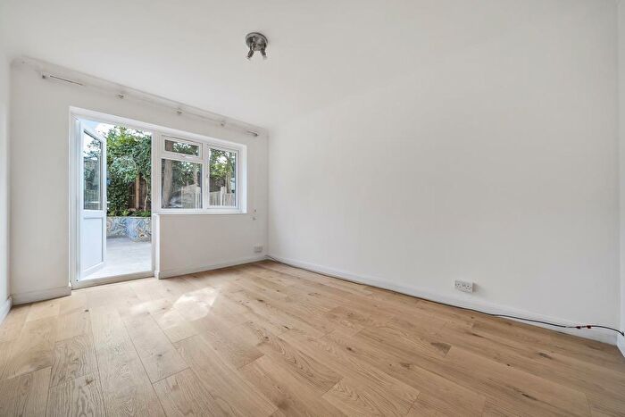 2 Bedroom Apartment To Rent In Park Gate, Finchley, N2