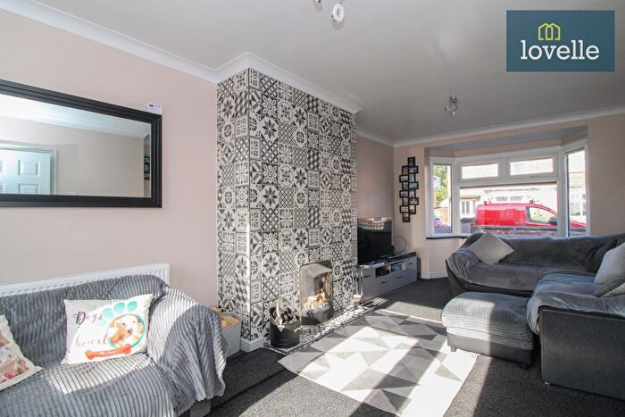 3 Bedroom Semi-Detached House For Sale In Westhill Road, Grimsby, DN34