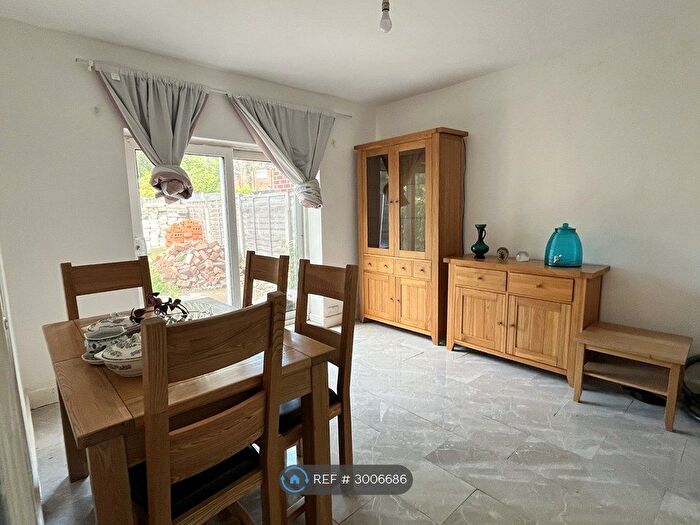 3 Bedroom Semi-Detached House To Rent In Cheadle Hulme, Cheadle, SK8