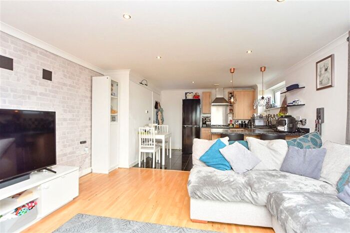 2 Bedroom Flat For Sale In Marsden Gardens, Dartford, Kent, DA1