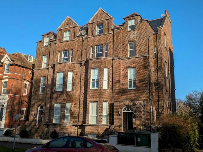 2 Bedroom Flat To Rent In Earls Avenue, Folkestone, Kent, CT20
