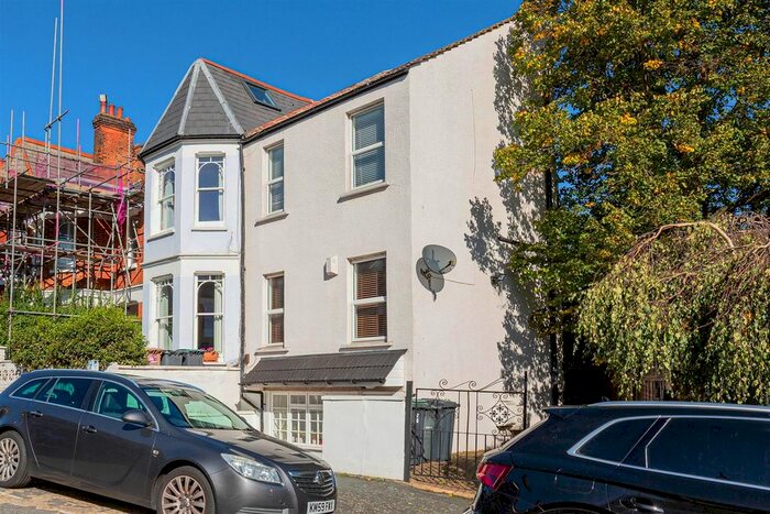 3 Bedroom Flat To Rent In Elyne Road, London, N4