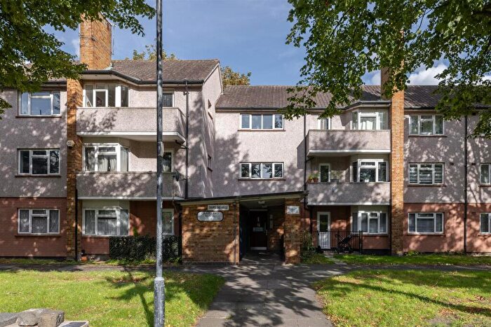 2 Bedroom Flat For Sale In Chingford Road, Walthamstow, E17