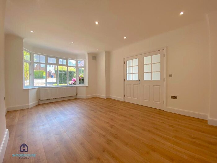 2 Bedroom Flat To Rent In Deansway, London, N2