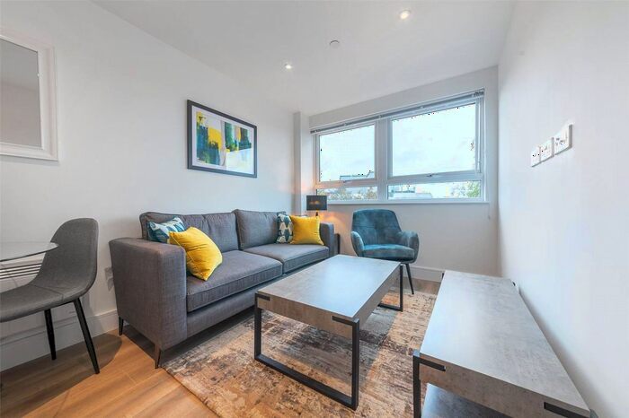 1 Bedroom Flat To Rent In Wood Street, East Grinstead, West Sussex, RH19