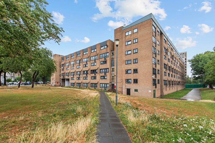 3 Bedroom Flat For Sale In Queens Drive, London, N4