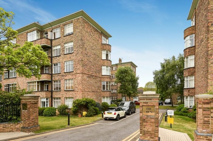 2 Bedroom Flat To Rent In The Lawns, Lee Terrace, London, SE3