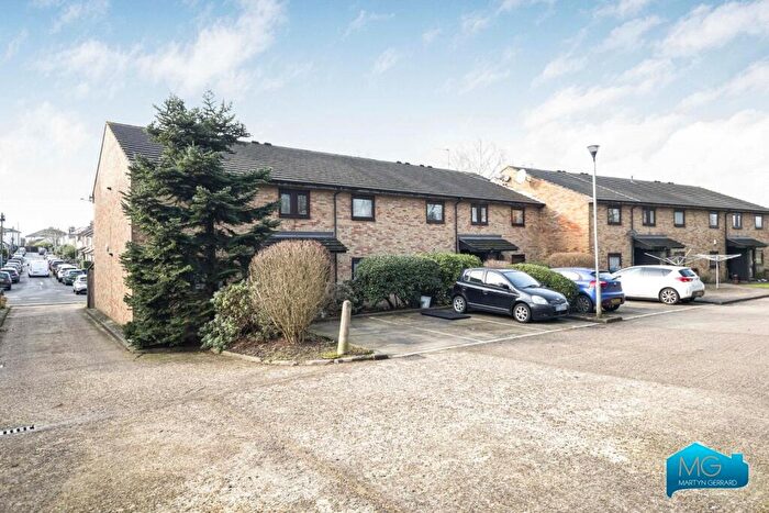 1 Bedroom Maisonette For Sale In Puller Road, High Barnet, Hertfordshire, EN5