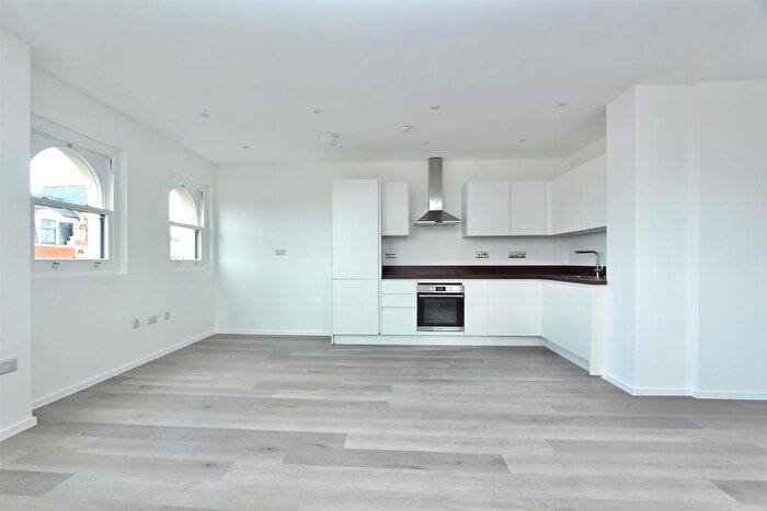 3 Bedroom Flat To Rent In Brooke Road, N16