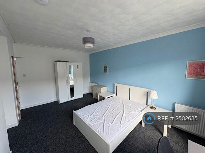 4 Bedroom Flat To Rent In Cherrybank Road, Glasgow, G43