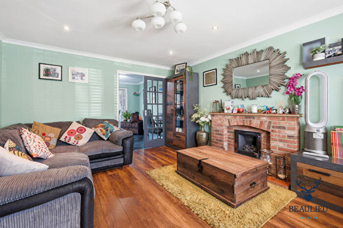 3 Bedroom Link Detached House For Sale In Stirrup Close, Chelmsford, CM1