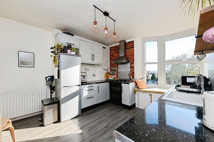 2 Bedroom Maisonette For Sale In Gatton Park Road, Redhill, Surrey, RH1