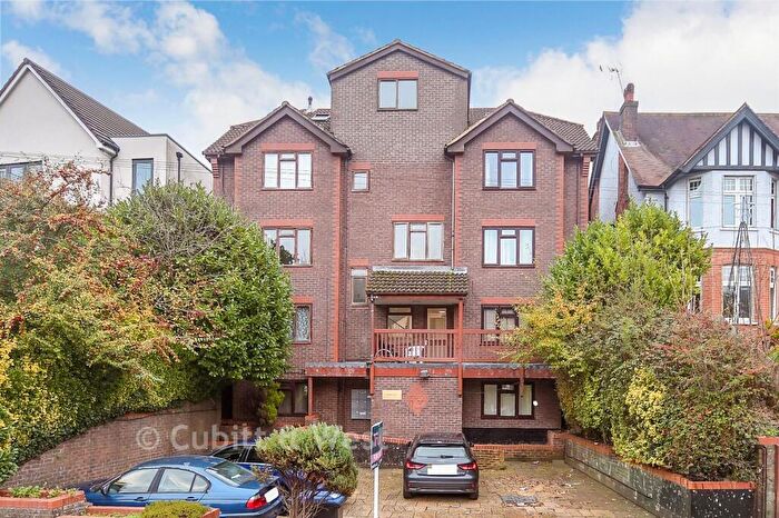 2 Bedroom Flat For Sale In Croydon Road, Caterham, Surrey, CR3