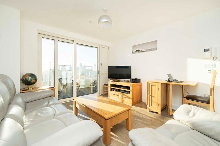 2 Bedroom Flat To Rent In Jefferson Plaza, Bow, E3