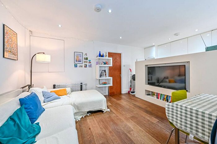 3 Bedroom Flat To Rent In Chippenham Road, Maida Vale, London, W9