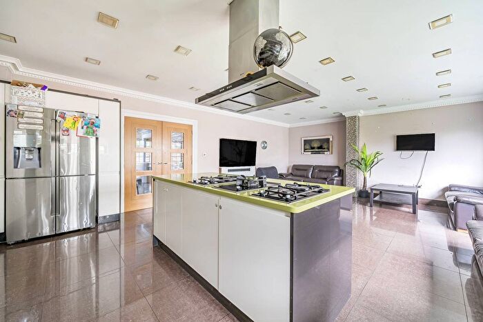 5 Bedroom Semi-detached House For Sale In Park Avenue North, Willesden Green, London, NW10