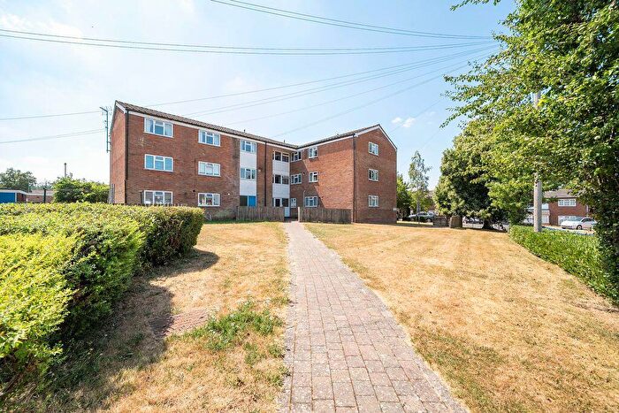 3 Bedroom Flat For Sale In Dallence House, Poultons Close, Overton, RG25