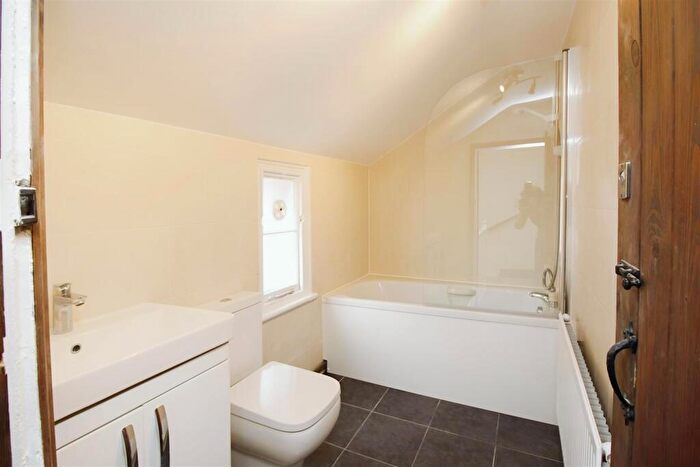 3 Bedroom Flat To Rent In Sun Street, Hitchin, Hertfordshire, SG5