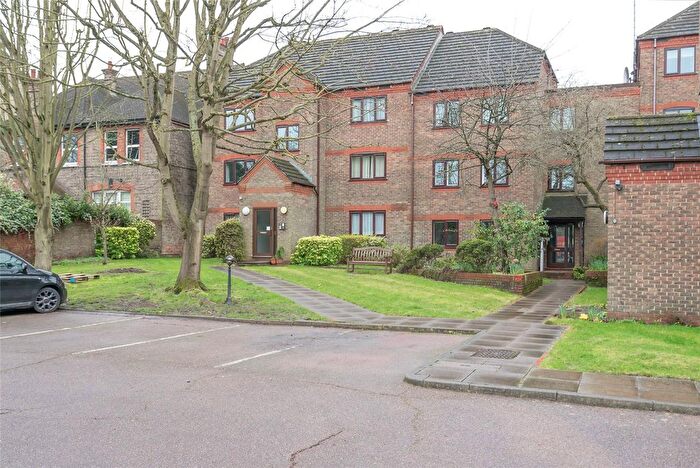 2 Bedroom Flat For Sale In Caroline Close, London, N10
