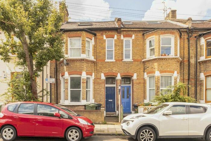 3 Bedroom Flat To Rent In Hubert Grove, London, SW9